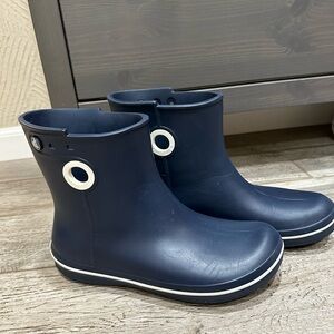 Crocs Women's Jaunt Shorty Boot.